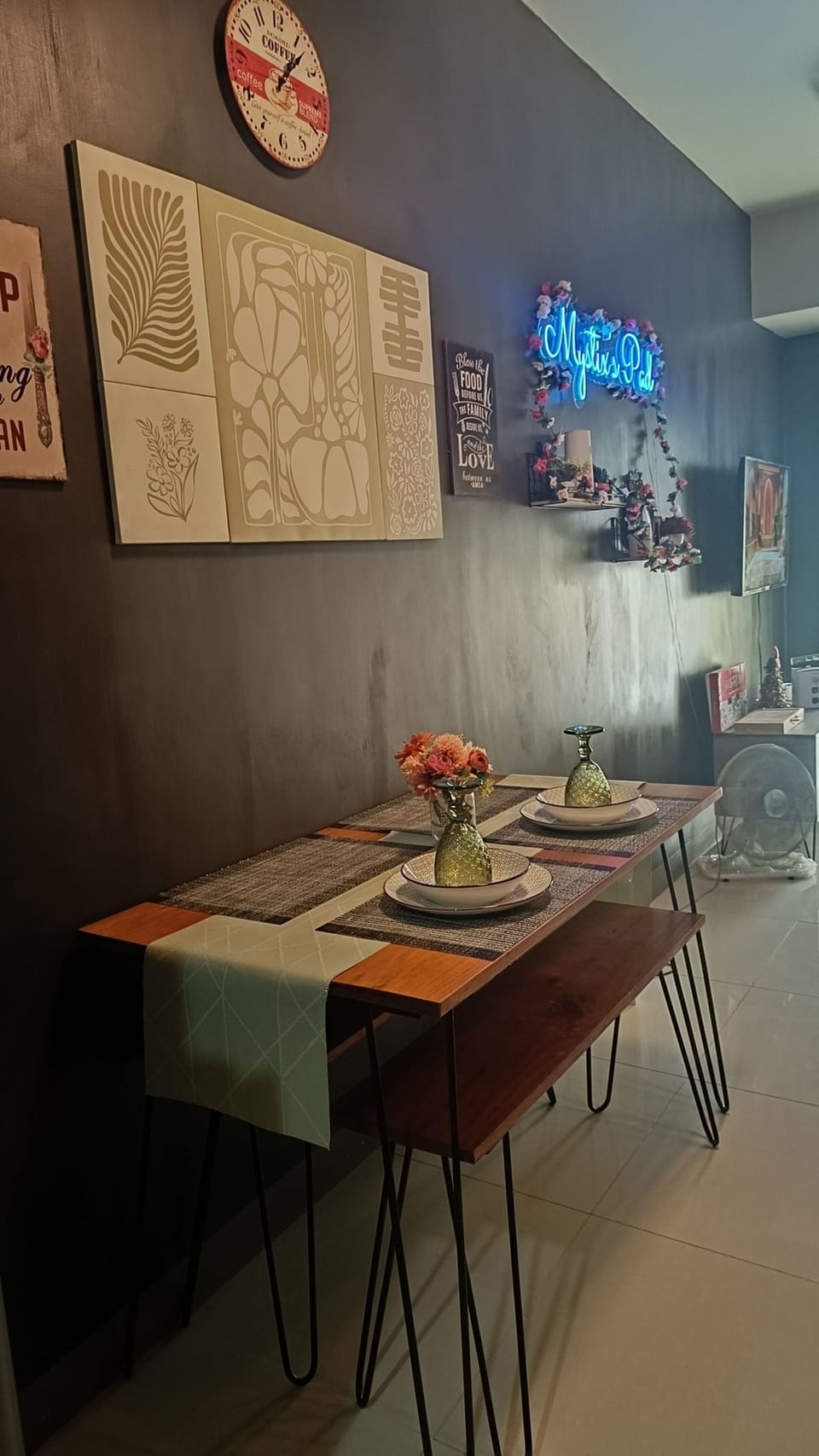 Standard Condo, 1 Bedroom, City View | In-room dining