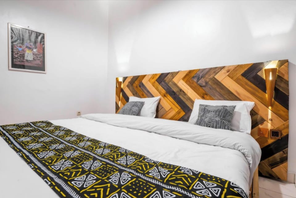 Executive Suite | Egyptian cotton sheets, premium bedding, memory foam beds, desk