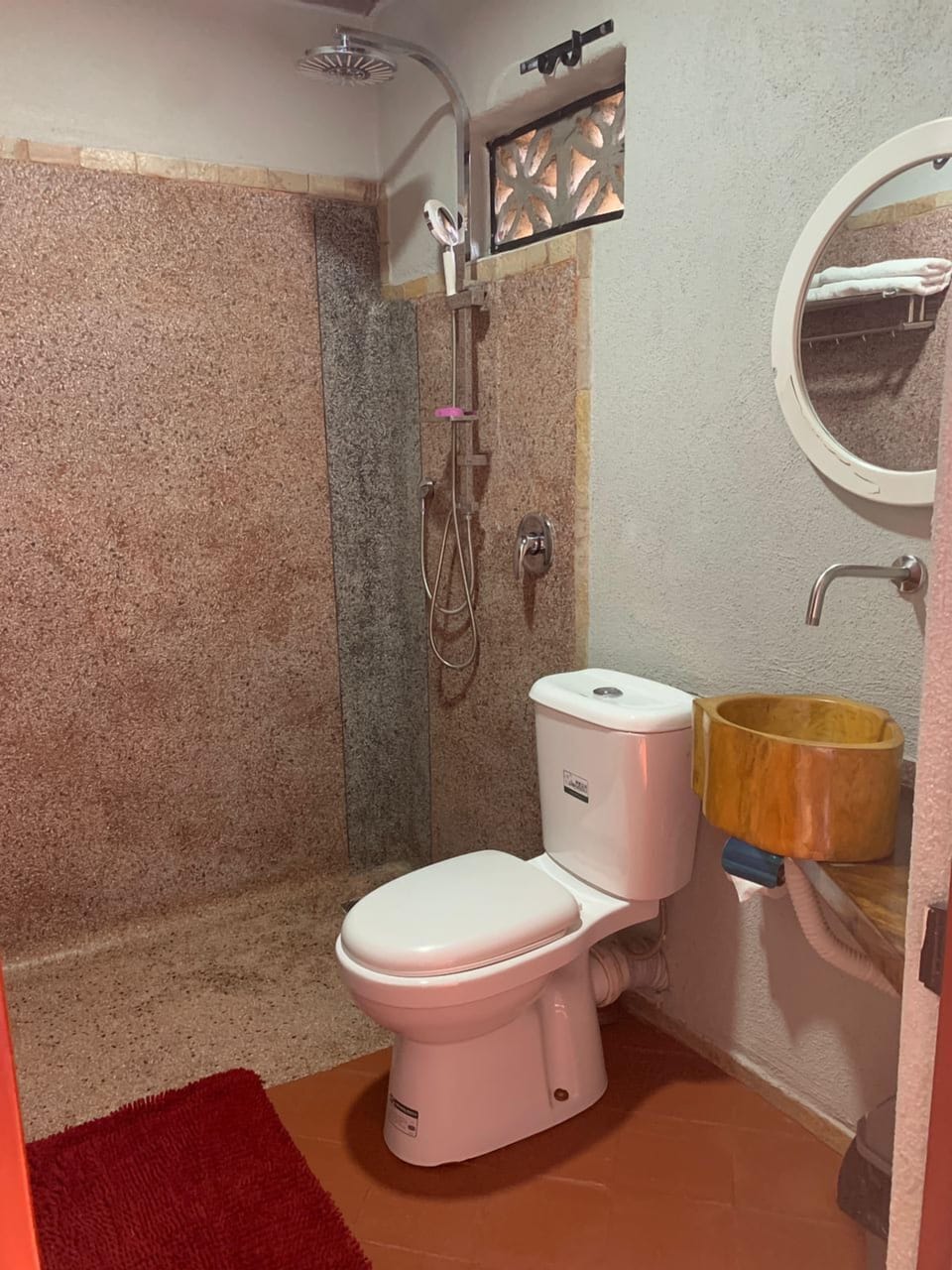 Deluxe Studio | Bathroom | Shower, free toiletries, slippers, towels