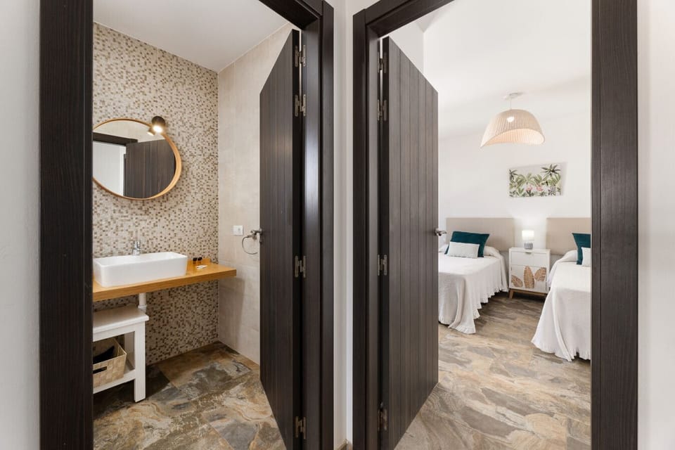 Vista de baño completo y habitación doble