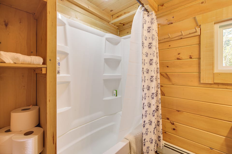 Autumn Hayward Cabin: Spring Lake & Fire Pit Cottage in Bass Lake