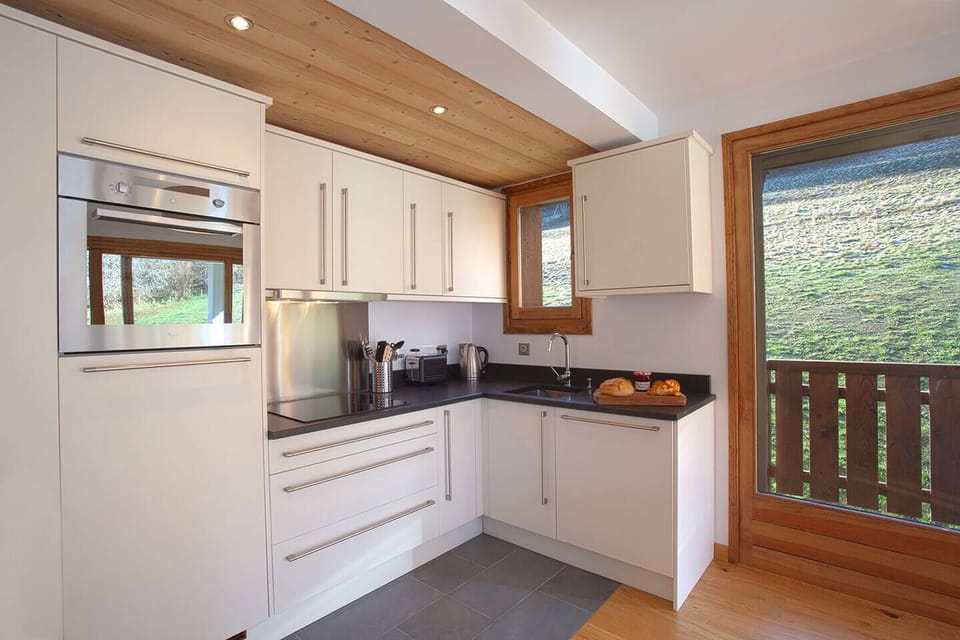 • Fully equipped kitchenette •