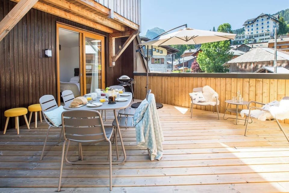 Spacious terrasse with BBQ, Parasol, dining and space to relax