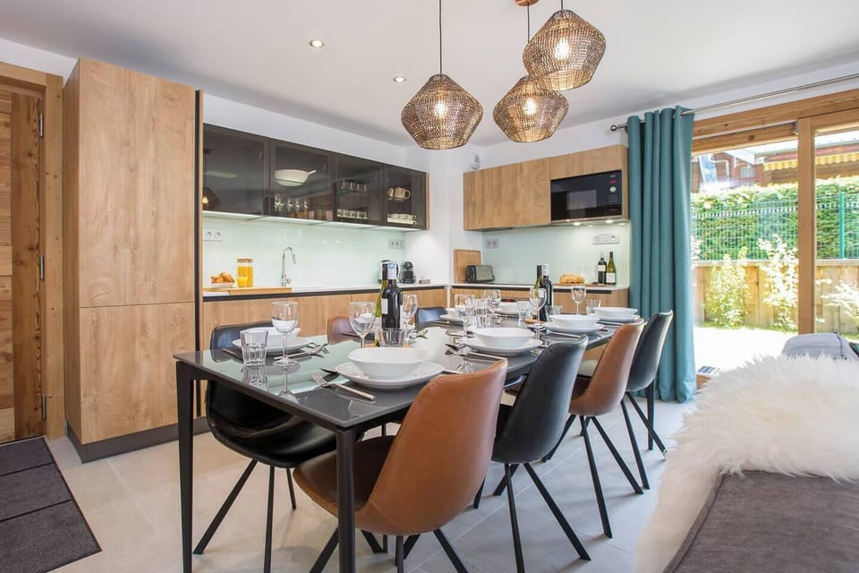 Kitchen & dining area