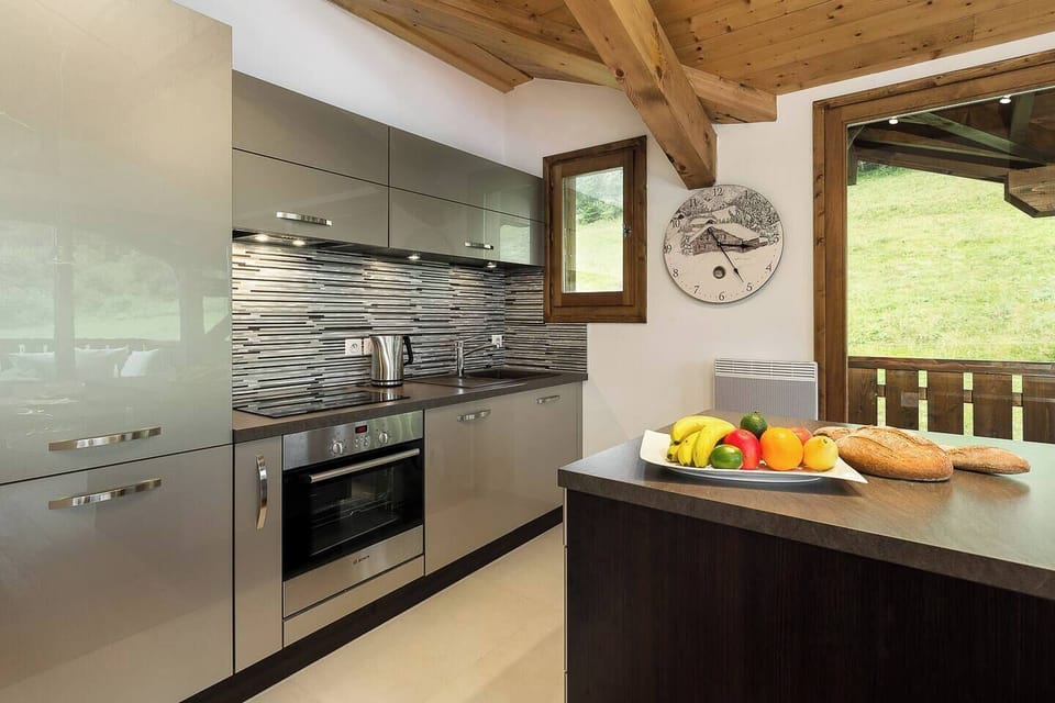• Modern fitted kitchen •