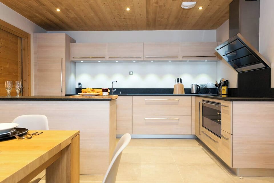 Large Open Plan kitchen with breakfast bar with all Modern Appliances