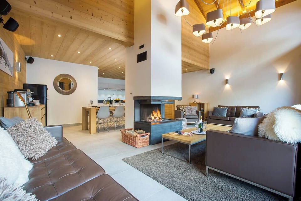 Cosy dining space next to the fireplace.
