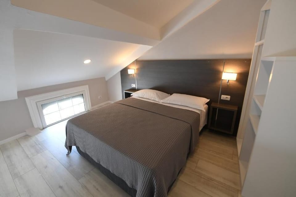 Standard Triple Room, Courtyard View | Desk, free WiFi