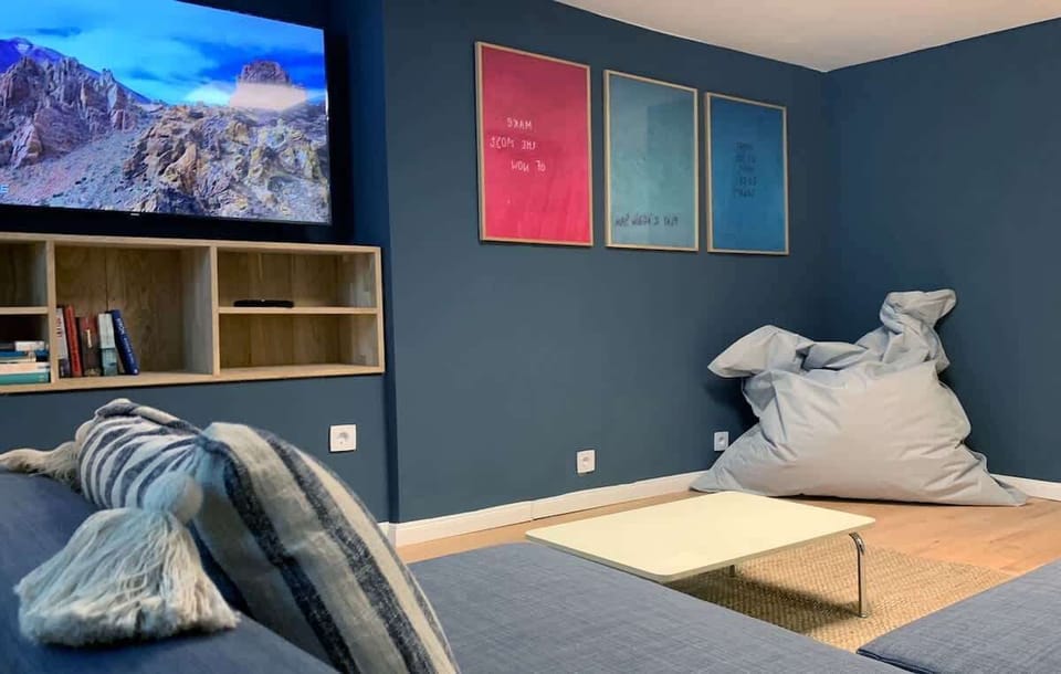 Souterrain Zimmer mit TV