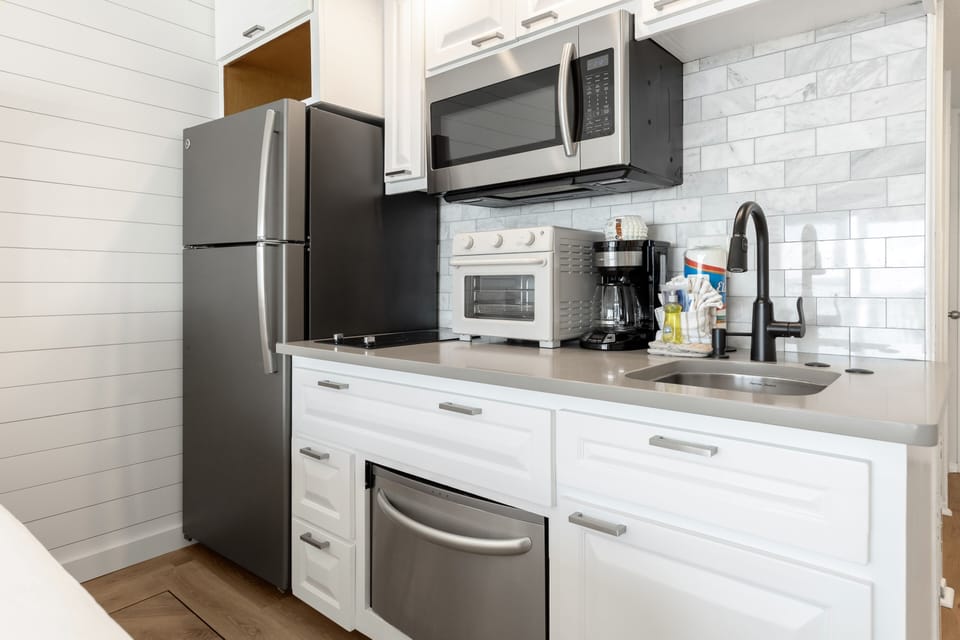 Studio | Private kitchen | Fridge, oven, coffee/tea maker, toaster