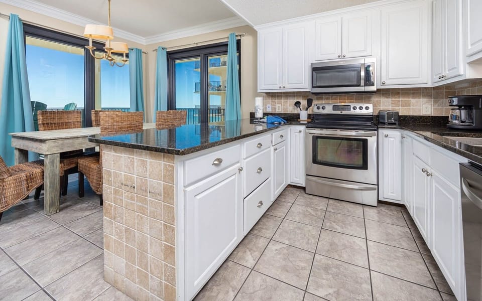 Condo, 3 Bedrooms | Private kitchen | Fridge, oven, coffee/tea maker