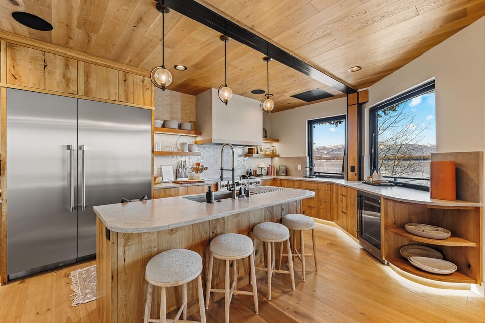 Lake and mountain views even while you’re chopping vegetables. Open the windows and pull food in straight from the grill