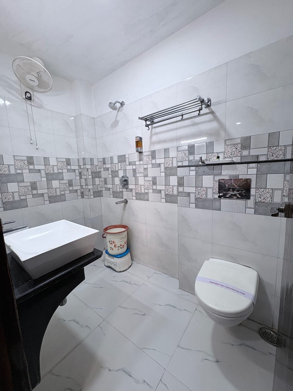 Executive Double Room | Bathroom | Shower, hydromassage showerhead, slippers, towels
