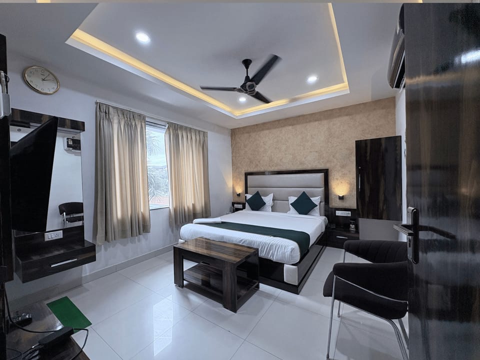 Double or Twin Room | Laptop workspace, soundproofing, WiFi (free), bed sheets