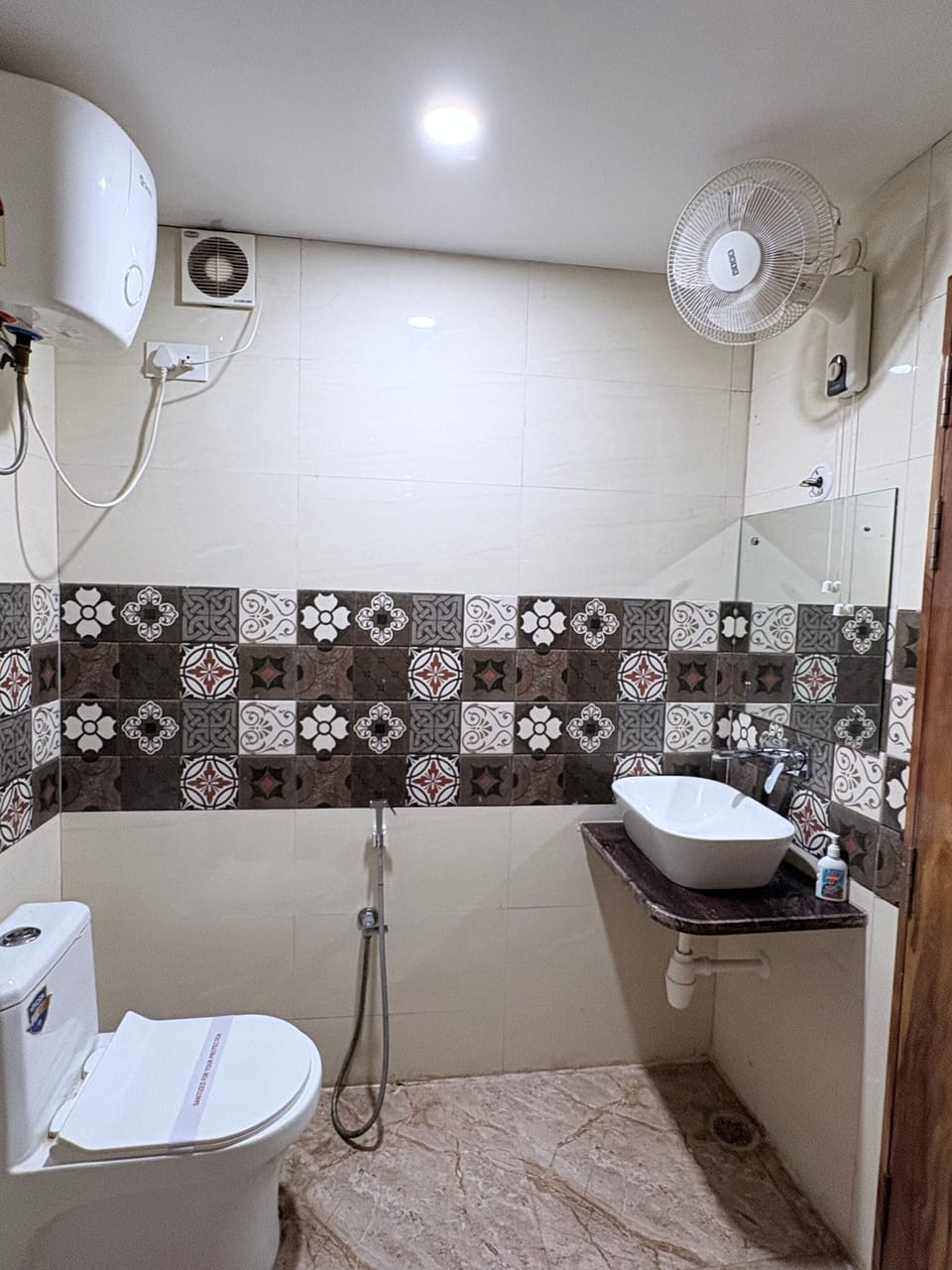 Double or Twin Room | Bathroom | Shower, hydromassage showerhead, slippers, towels