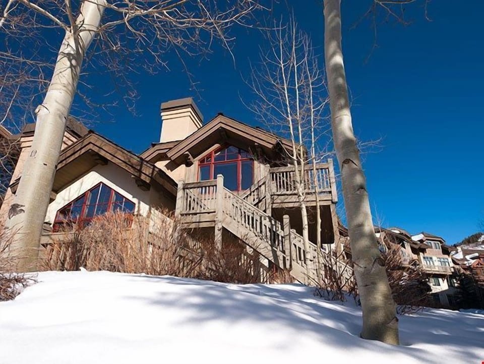 Arrowhead Village is connected to Beaver Creek Village and Bachelor Gulch Village via European-style, village-to-village skiing and complimentary shuttle transportation.