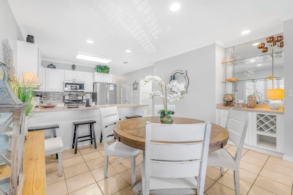 Seating for four at the dining table