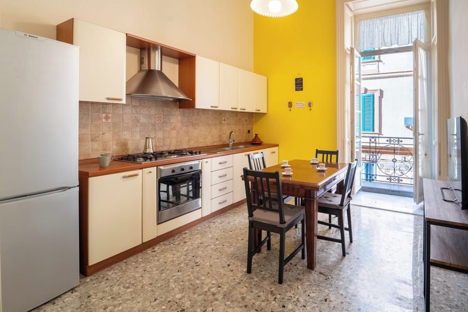 Fridge, oven, stovetop, electric kettle