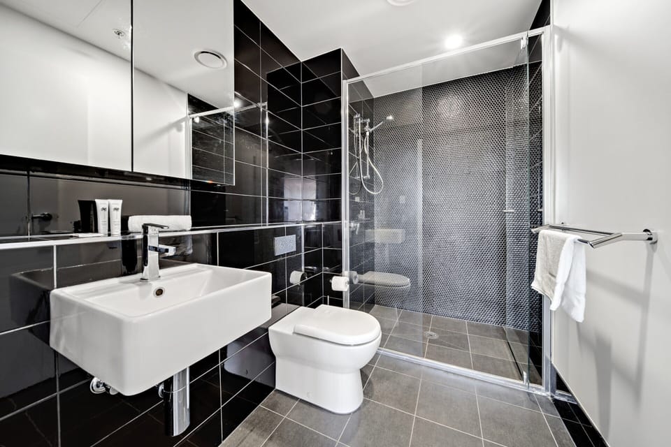 Chic 1-bed With Stunning Lake View & Indoor Pool Apartment in Canberra