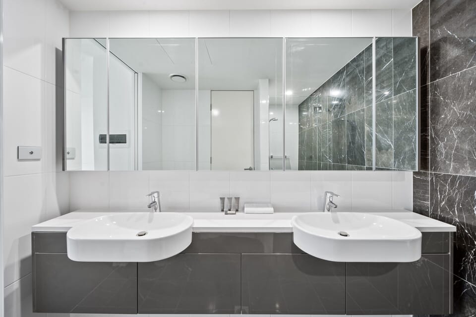Stylish 1-bed Retreat Steps From Foreshore Apartment in Canberra