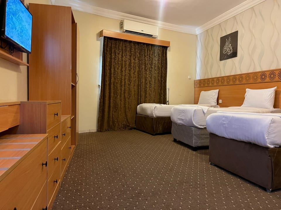 Deluxe Triple Room | Desk, soundproofing, free WiFi, bed sheets