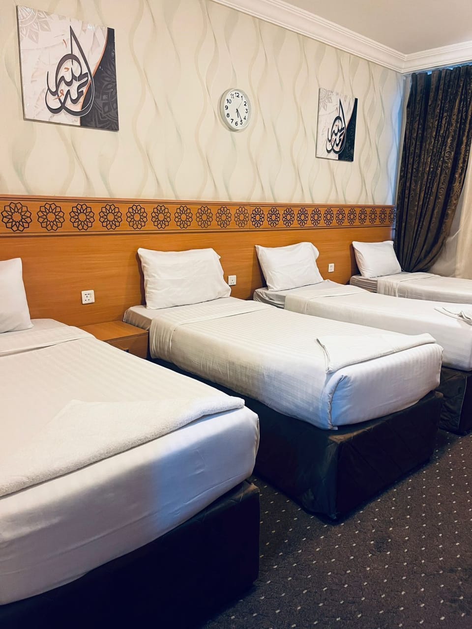 Deluxe Quadruple Room | Desk, soundproofing, free WiFi, bed sheets