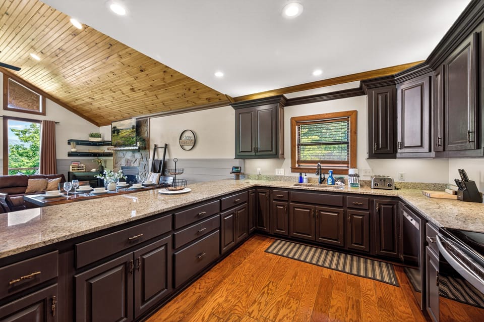 Plenty of space for cooking in the fully stocked kitchen!