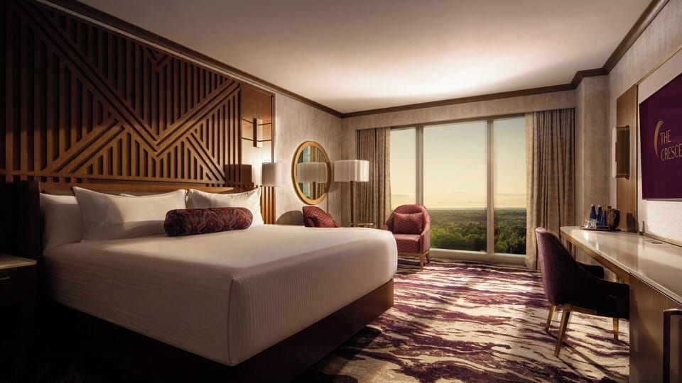 Deluxe Room, 1 King Bed | Premium bedding, pillowtop beds, in-room safe, cribs (surcharge)