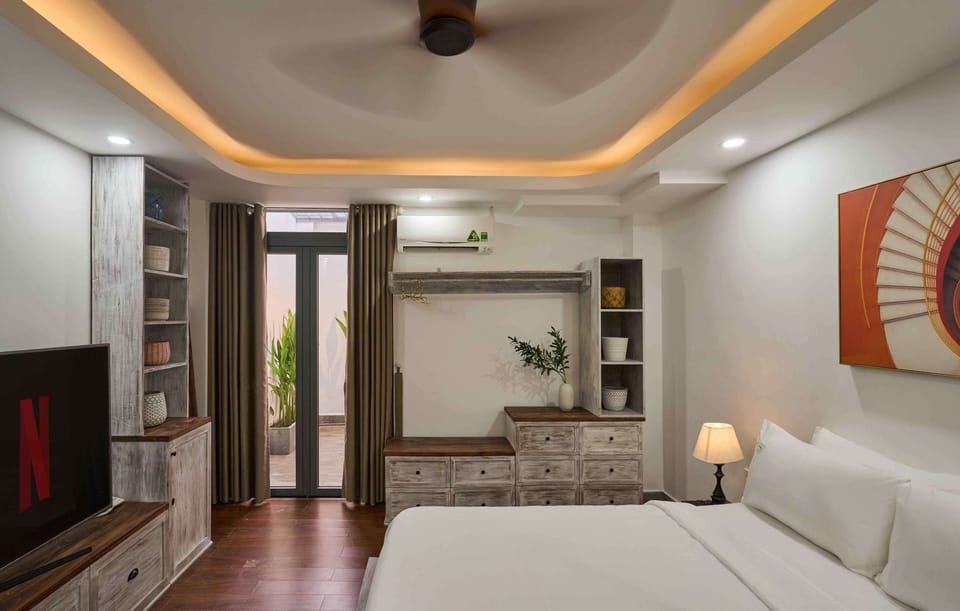Romantic Double Room, 1 Queen Bed, Patio, Courtyard View | Individually furnished, blackout drapes, soundproofing, free WiFi