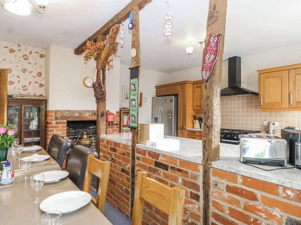 Cottage | Private kitchen | Dishwasher, cookware/dishes/utensils
