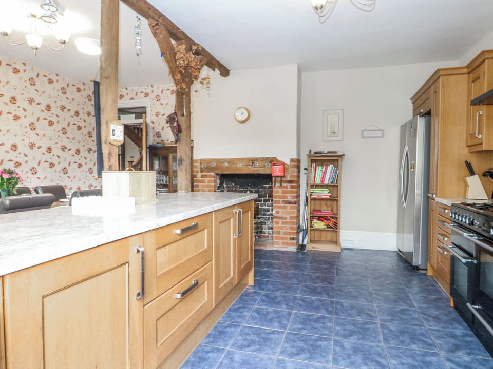 Cottage | Private kitchen | Dishwasher, cookware/dishes/utensils
