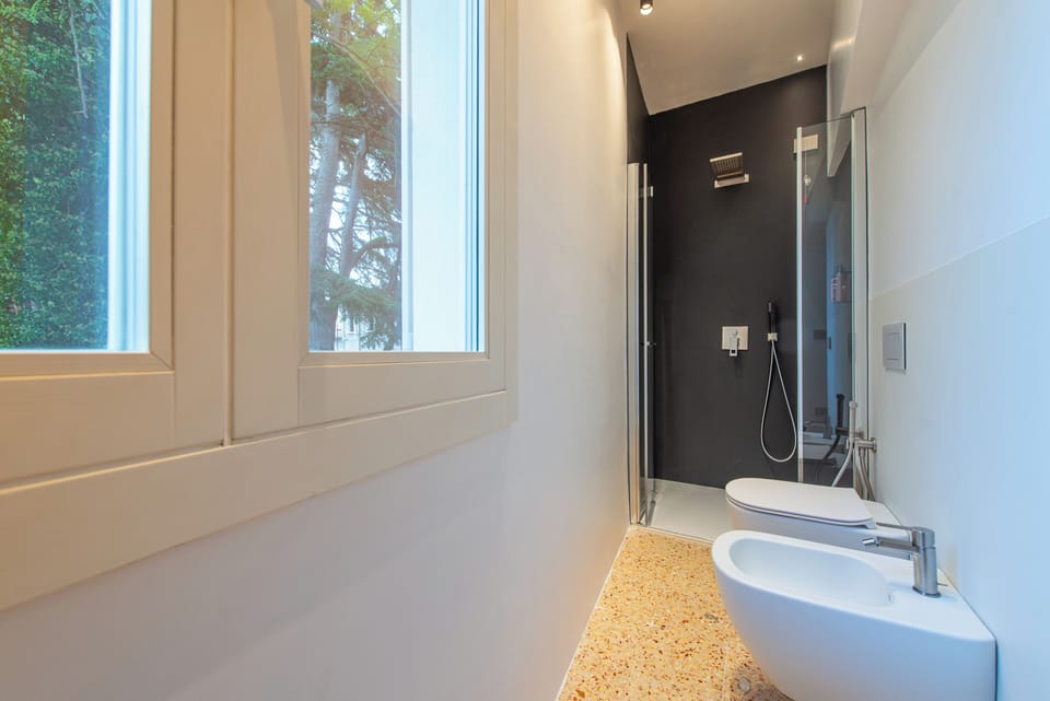 Deluxe Room, City View | Bathroom | Shower, rainfall showerhead, eco-friendly toiletries, hair dryer