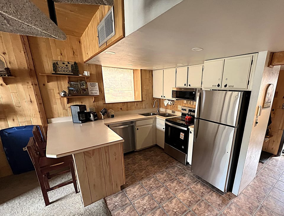 Condo, 1 Queen Bed, Mountain View (Summit House East 1 Bed Loft 2 Bath S) | Private kitchen | Oven, toaster, ice maker, paper towels
