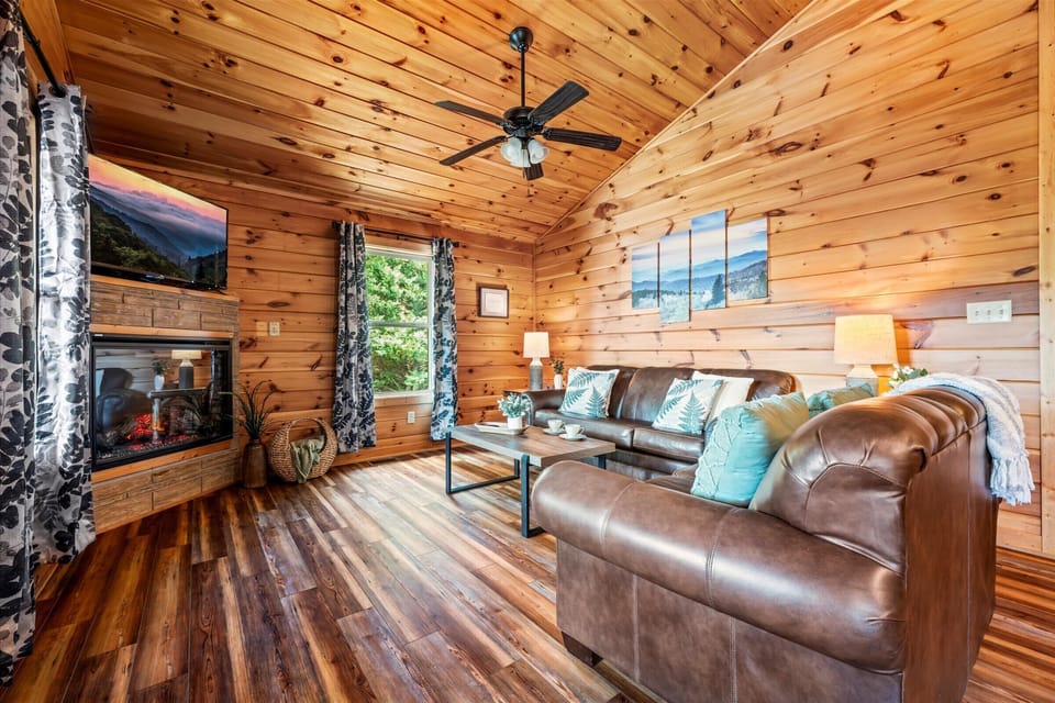 Basic Cabin | Living area | Flat-screen TV