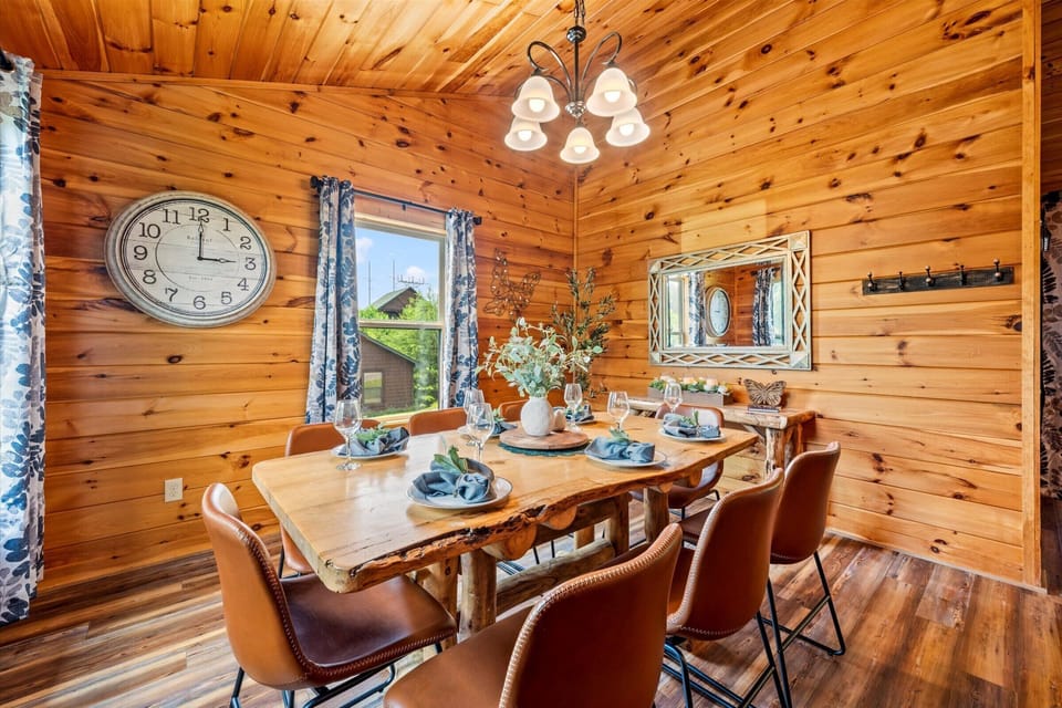 Basic Cabin | Dining room