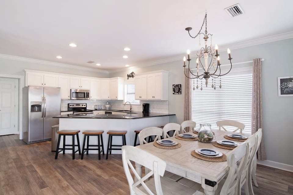 Dining Area with Breakfast Bar