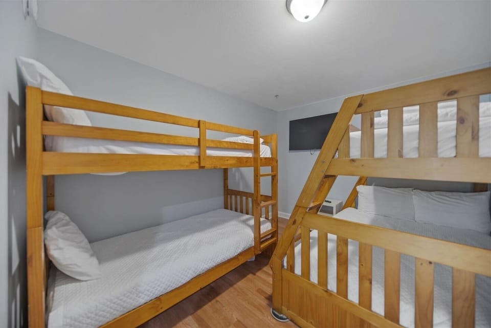 Guest bedroom with 2 twin over twin bunks