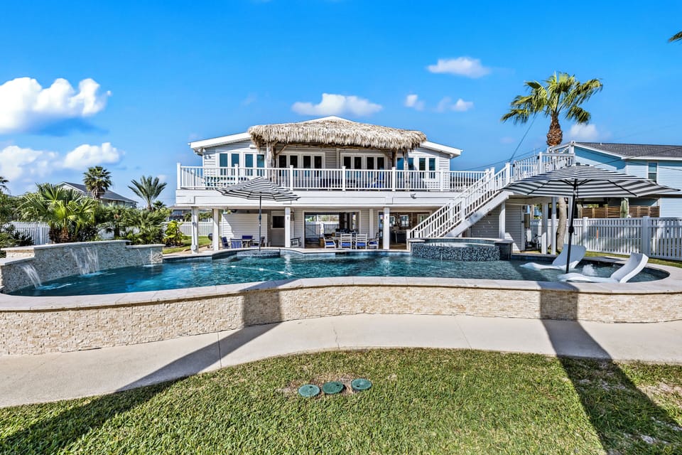 The pool also has a swim up table for four
