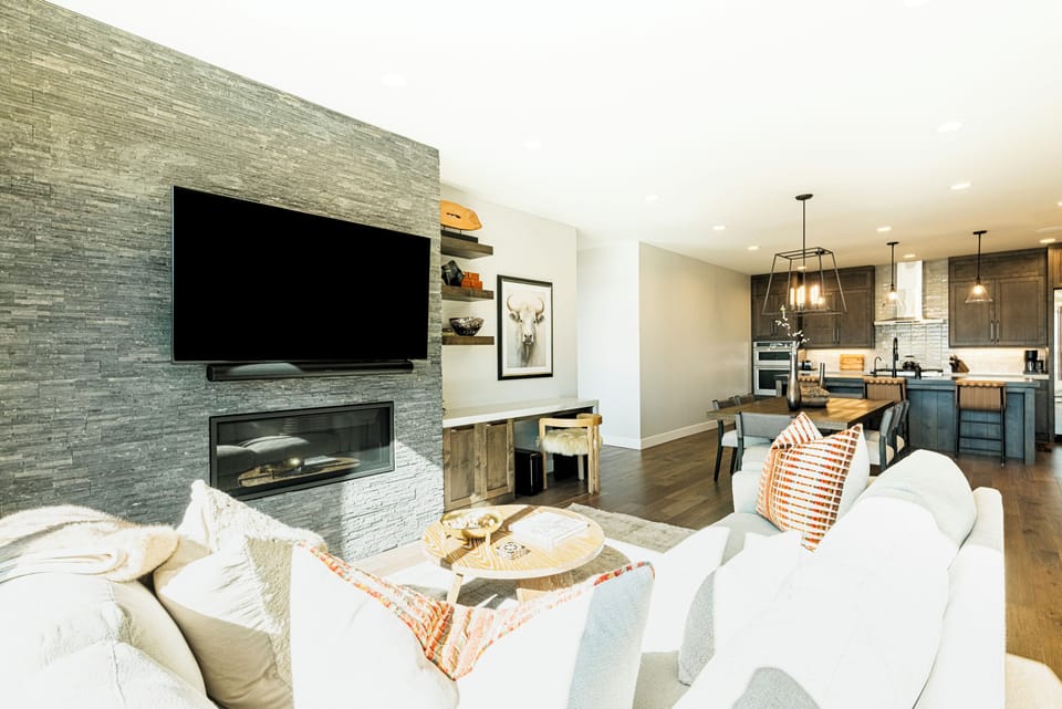 Open layout to kitchen and dining