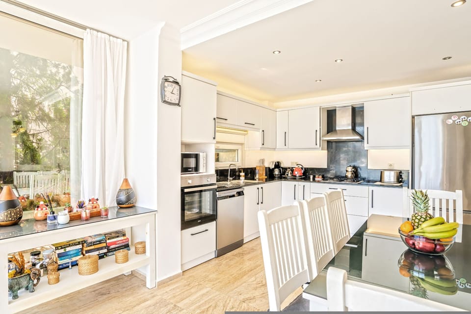 House | 5 bedrooms, desk