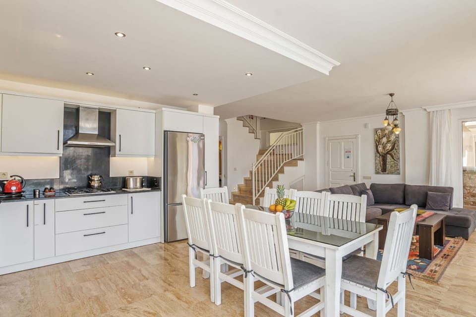 House | 5 bedrooms, desk