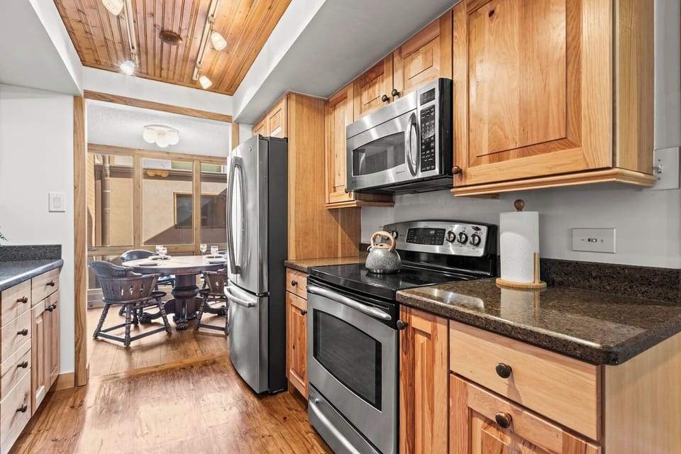 Great kitchen set up, prepare a meal or eat take out