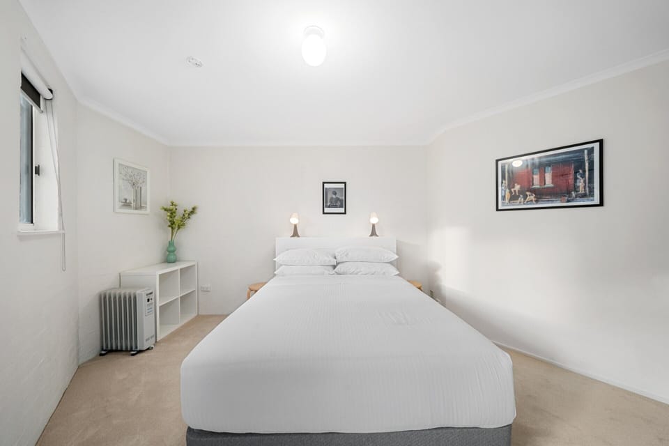 Stylish 1-bed Stay With Balcony & Study Apartment in Canberra
