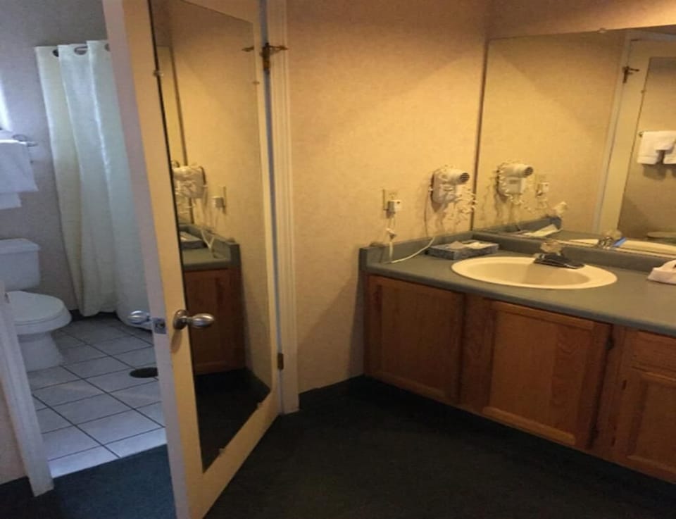 Double Room, 2 Queen Beds image 6