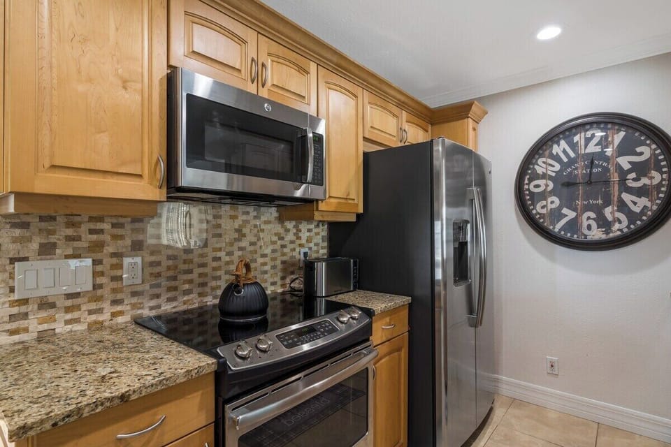 Equipped with a tea kettle for making your afternoon tea and an oven to make your hot cinnamon rolls in the morning!