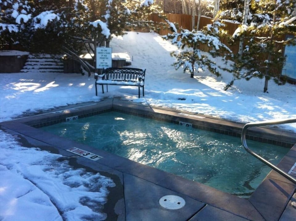 2 hot tubs for use