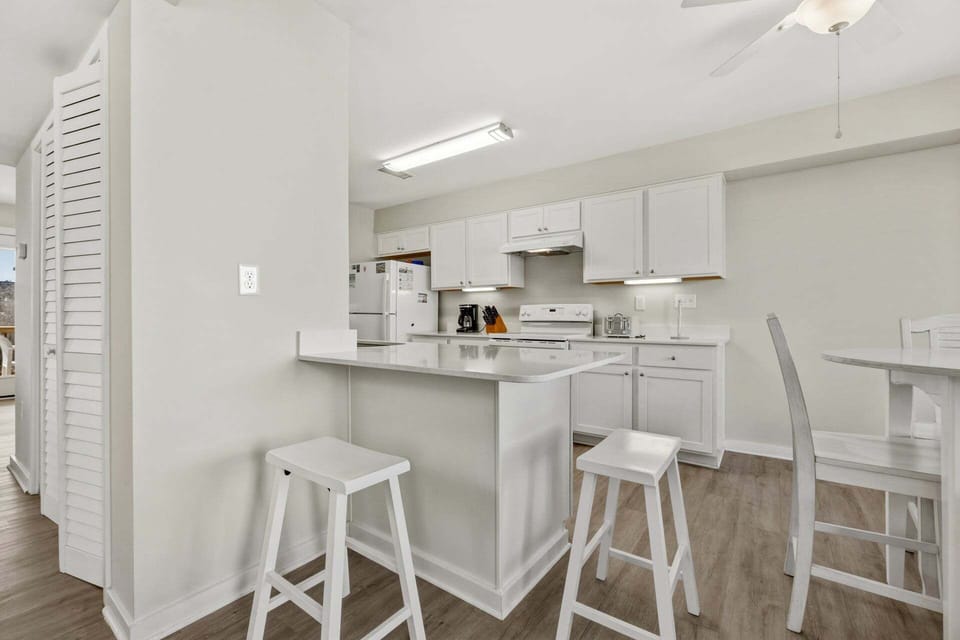 Mid-Level Kitchen: Enjoy snacks and additional dining at the counter bar.