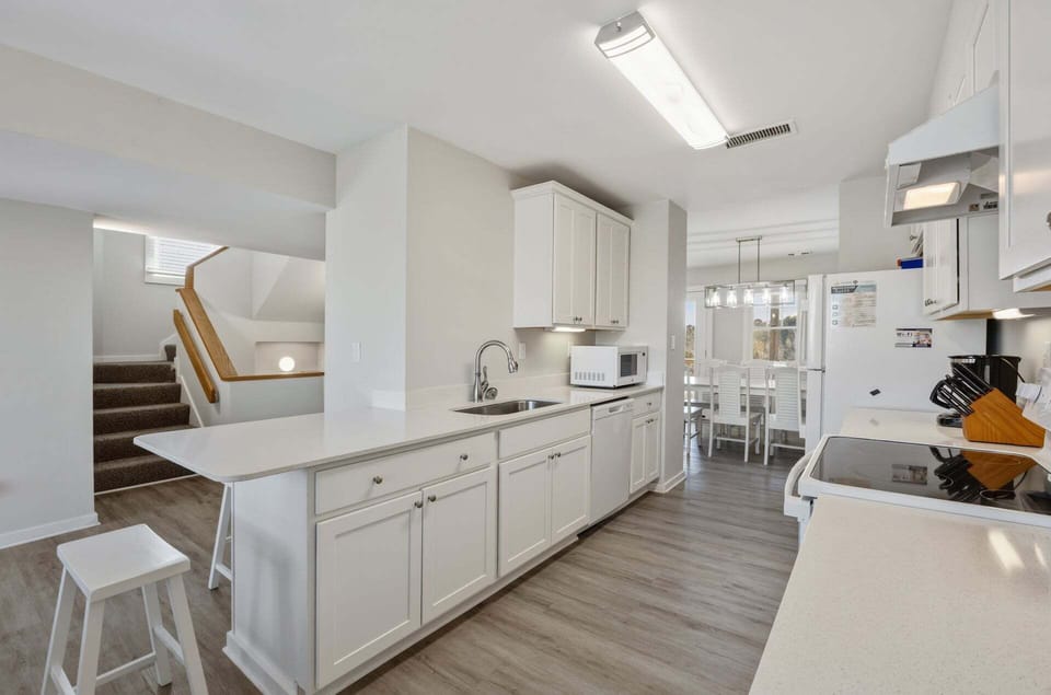 Mid-Level Kitchen: The mid-level kitchen is perfect for preparing a vacation meal that the whole family will enjoy.