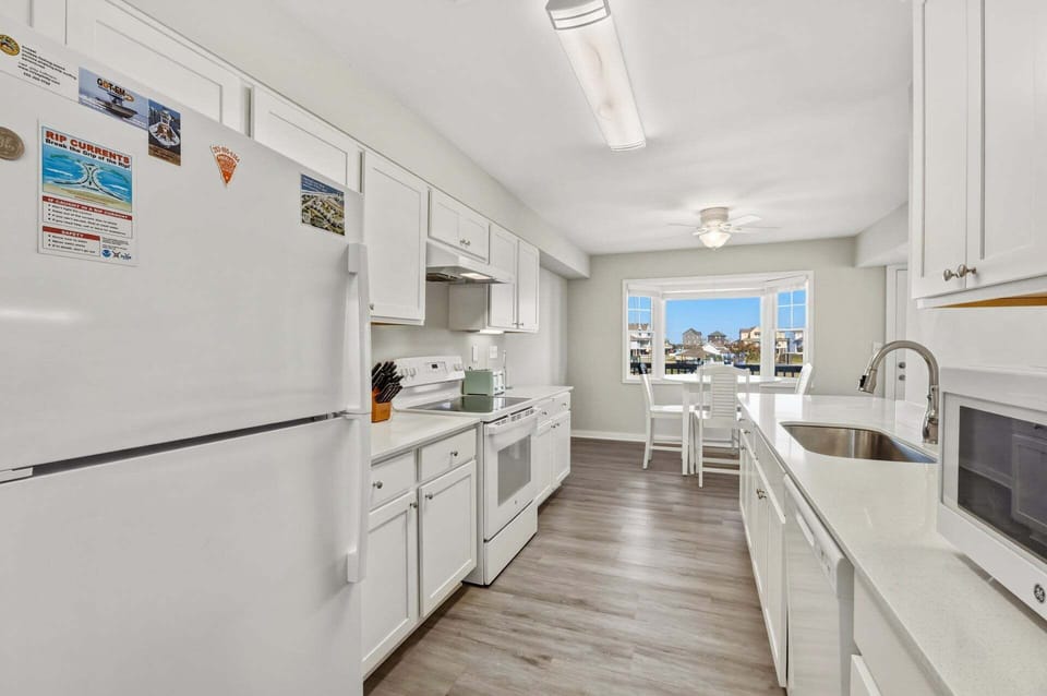 Mid-Level Kitchen: The mid-level kitchen is perfect for preparing a vacation meal that the whole family will enjoy.