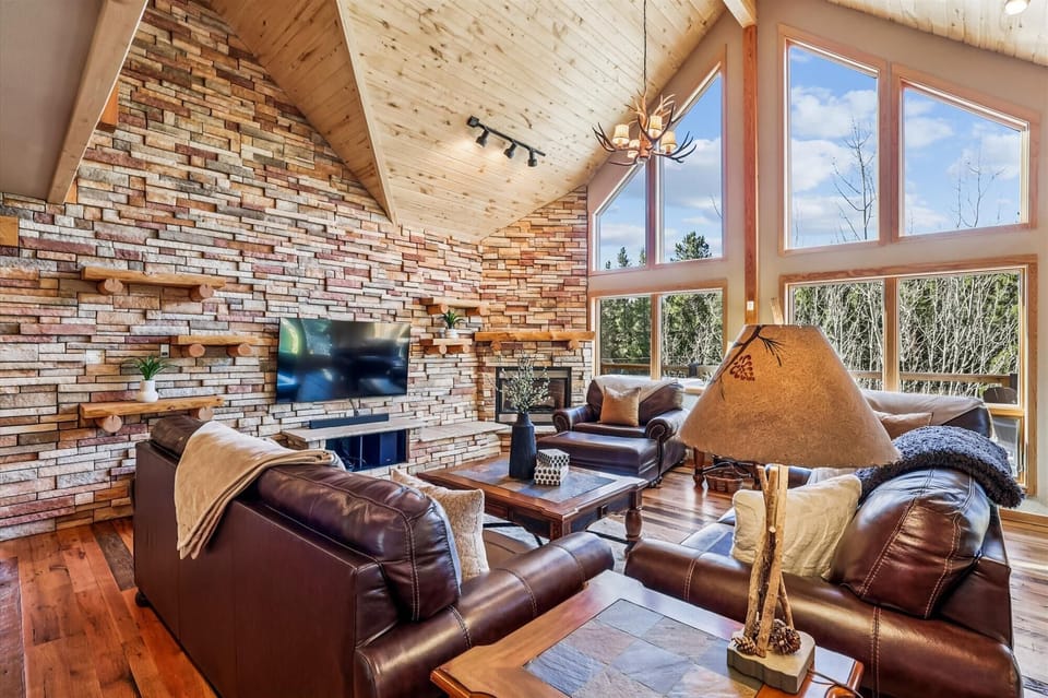 Living Area - Mountain Serenity Retreat - Blue River Vacation Rental